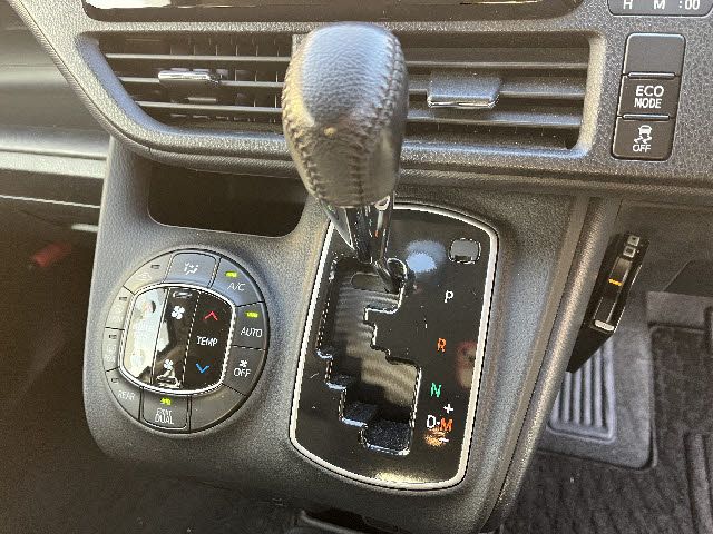 TOYOTA VOXY 2015 Image 31