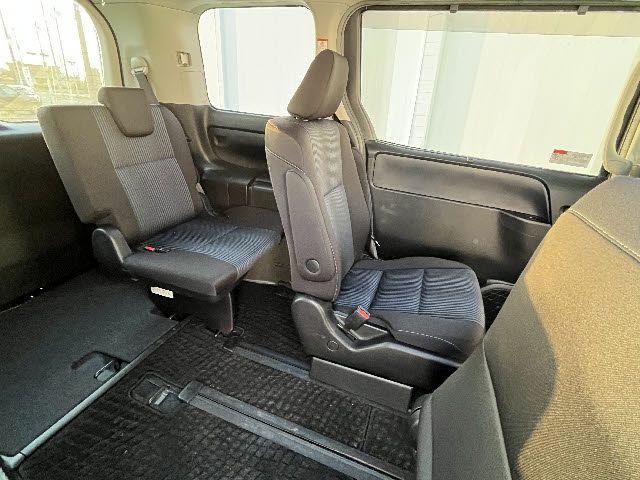 TOYOTA VOXY 2015 Image 31