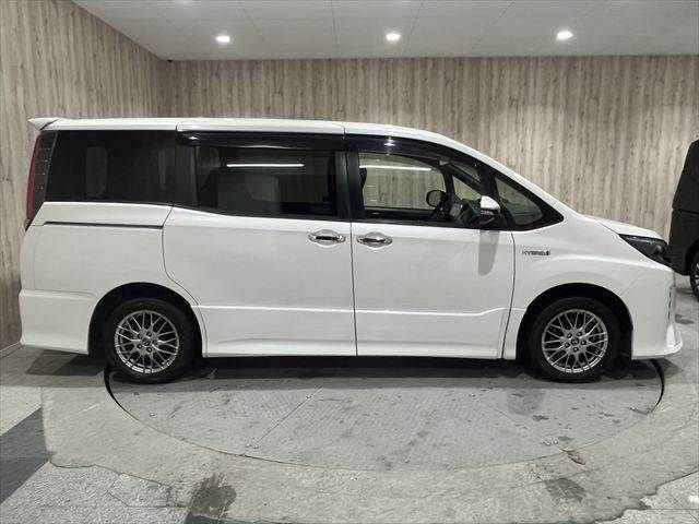 TOYOTA NOAH HYBRID 2018 Image 31