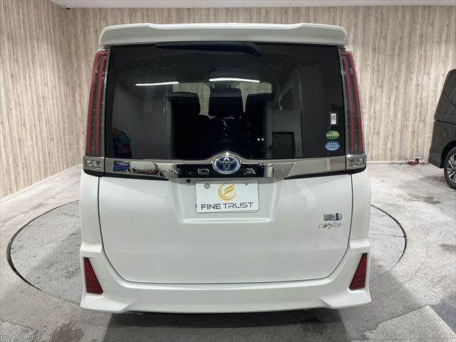 TOYOTA NOAH HYBRID 2018 Image 31