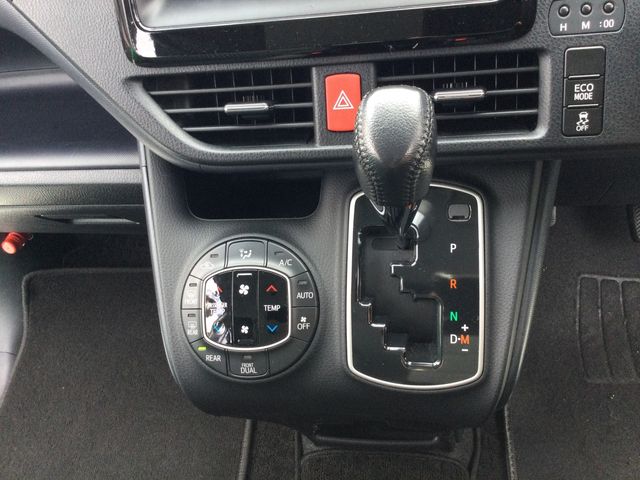 TOYOTA VOXY 2015 Image 31