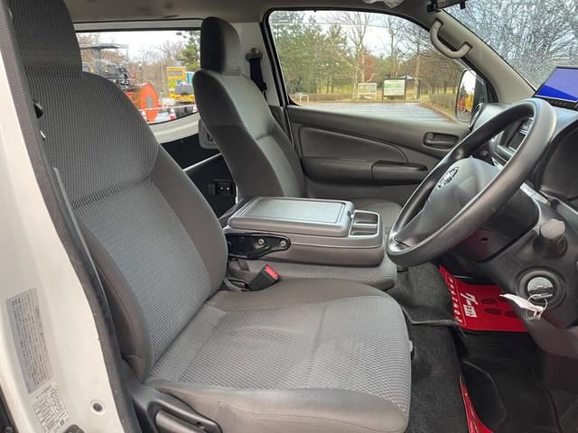 NISSAN NV350 CARAVAN 4WD 2017 Image 31