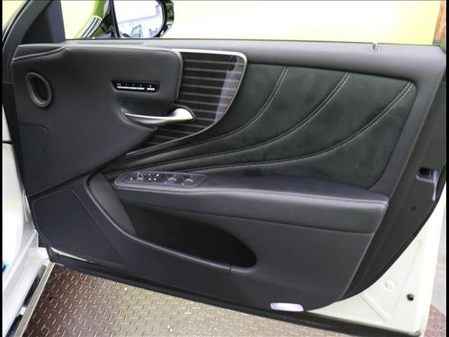 TOYOTA LEXUS LS500H 2017 Image 31