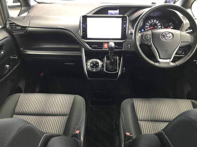 TOYOTA VOXY 2018 Image 31