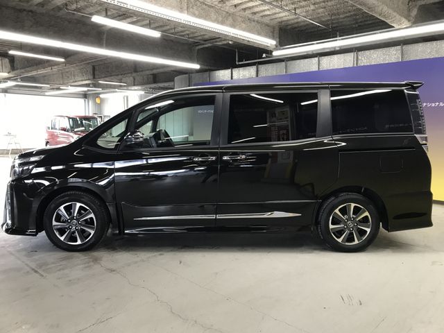 TOYOTA VOXY 2018 Image 31