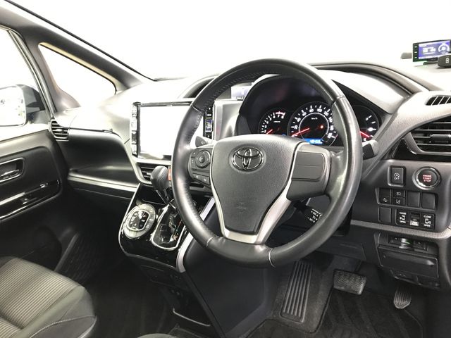TOYOTA VOXY 2018 Image 31