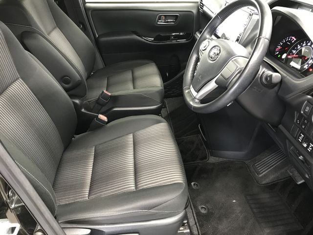 TOYOTA VOXY 2018 Image 31