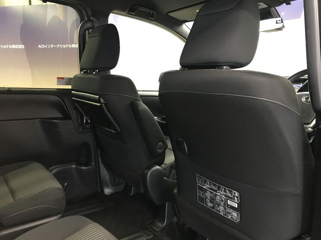 TOYOTA VOXY 2018 Image 31