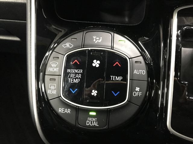 TOYOTA VOXY 2018 Image 31