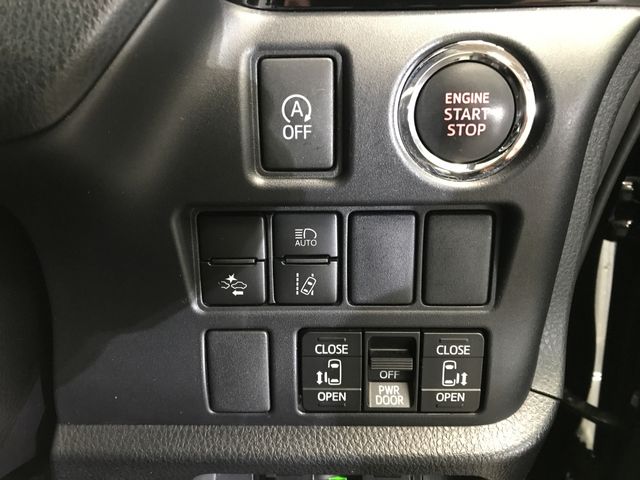 TOYOTA VOXY 2018 Image 31