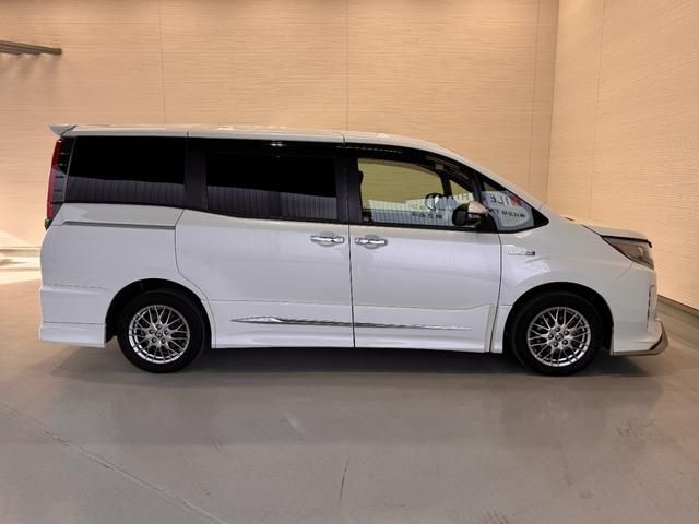 TOYOTA NOAH HYBRID 2019 Image 31