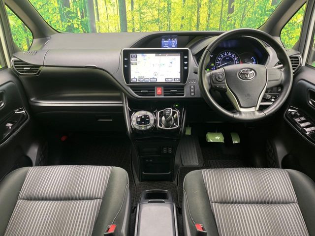 TOYOTA VOXY HYBRID 2017 Image 31