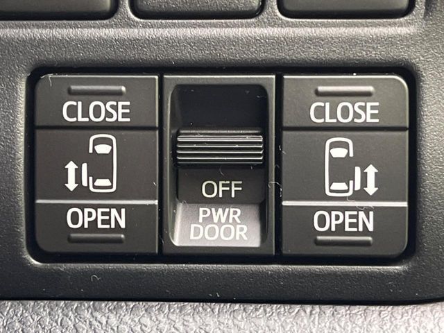 TOYOTA VOXY HYBRID 2017 Image 31