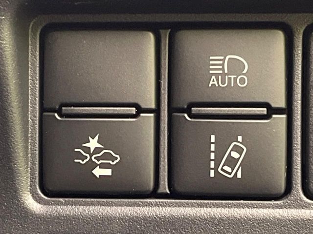 TOYOTA VOXY HYBRID 2017 Image 31