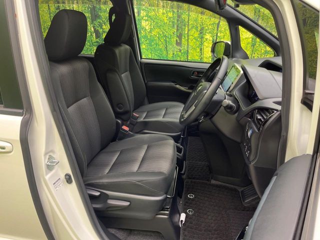 TOYOTA VOXY HYBRID 2017 Image 31