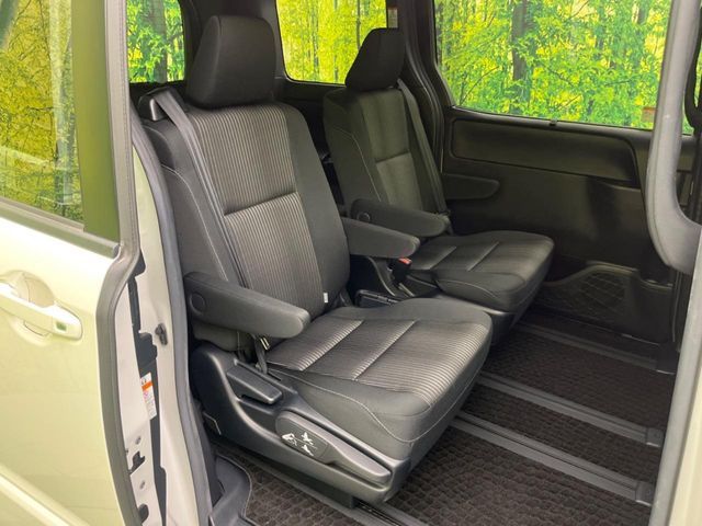 TOYOTA VOXY HYBRID 2017 Image 31