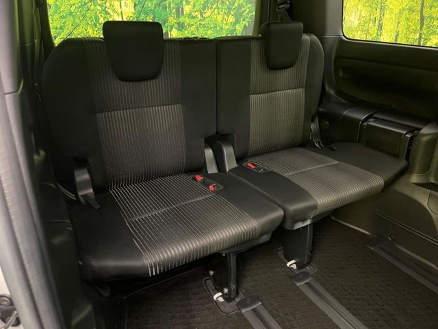 TOYOTA VOXY HYBRID 2017 Image 31