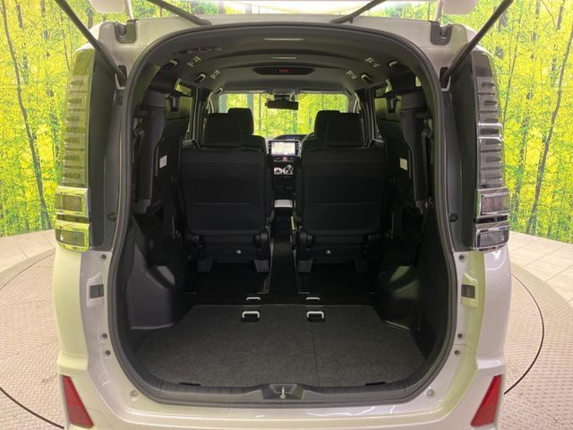 TOYOTA VOXY HYBRID 2017 Image 31