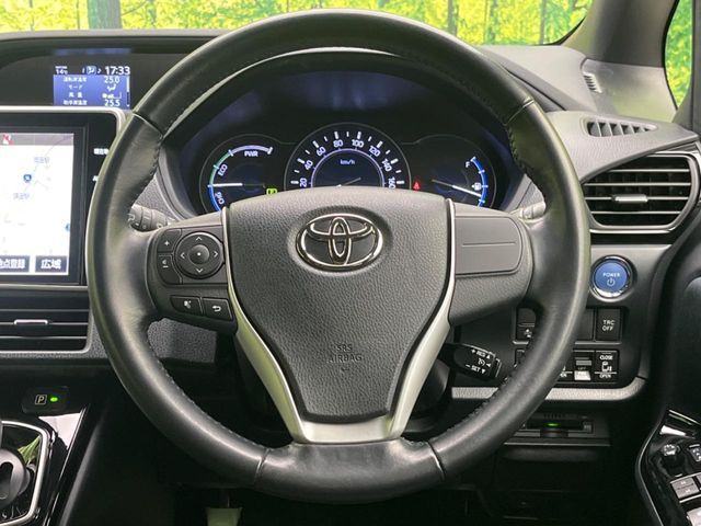 TOYOTA VOXY HYBRID 2017 Image 31