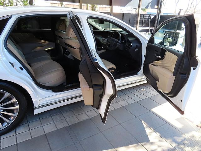 TOYOTA LEXUS LS500H 2024 Image 31