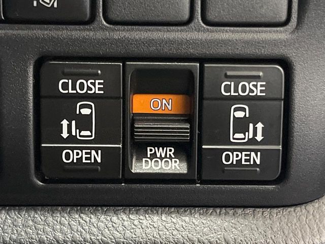 TOYOTA VOXY 2018 Image 31