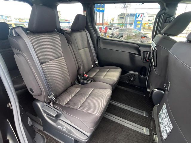 TOYOTA VOXY 2017 Image 31