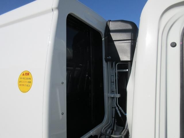 MITSUBISHI CANTER 2025 Image 31