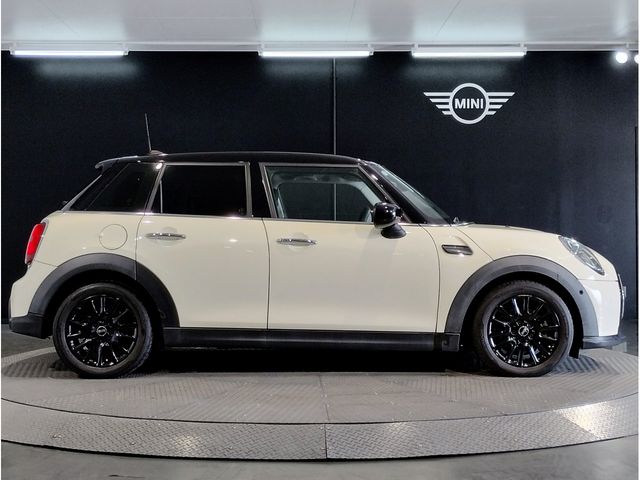 BMW MINI COOPER D 5DOOR 2022 Image 31