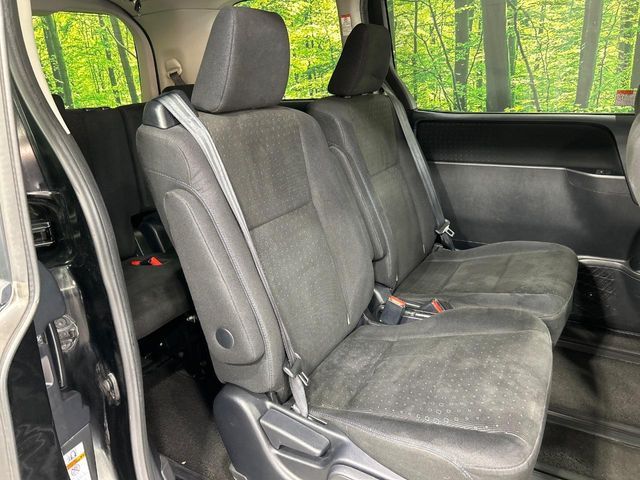 TOYOTA VOXY HYBRID 2015 Image 31