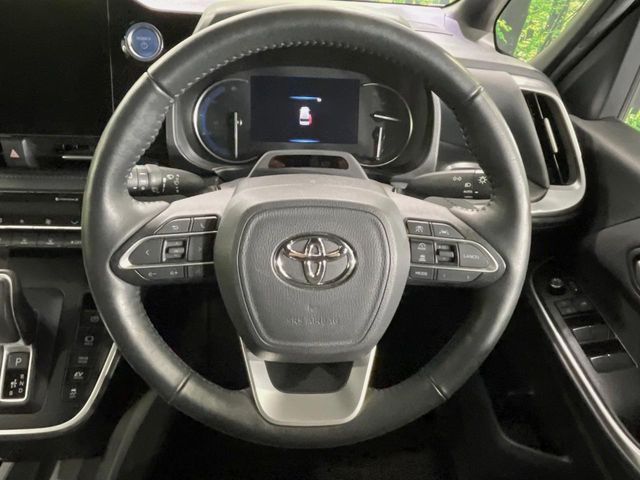 TOYOTA VOXY HYBRID 2023 Image 31