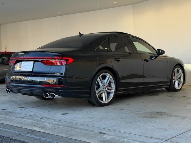 AUDI S8 2023 Image 31