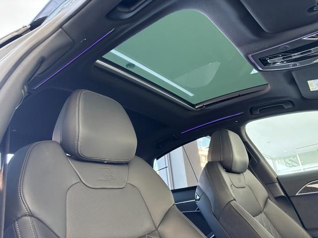 AUDI S8 2023 Image 31
