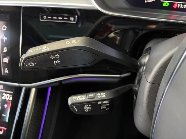 AUDI S8 2023 Image 31