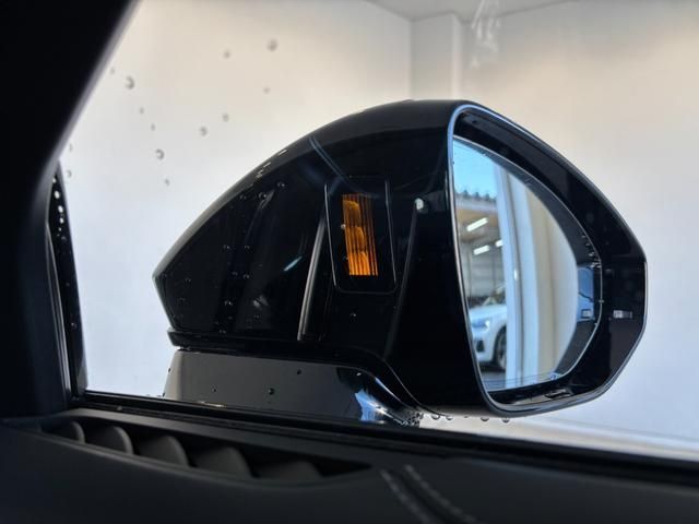 AUDI S8 2023 Image 31