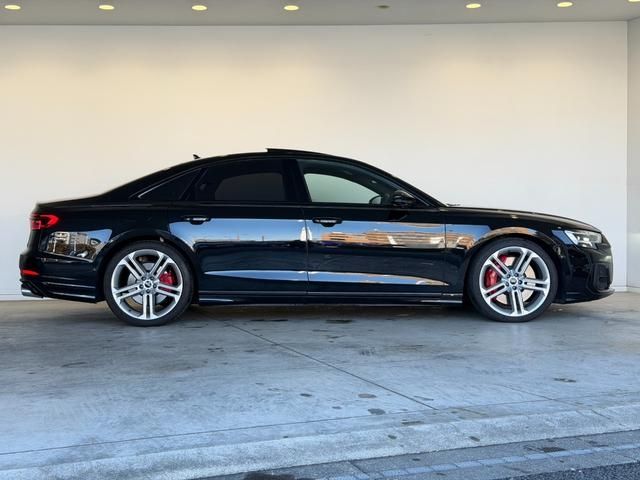 AUDI S8 2023 Image 31