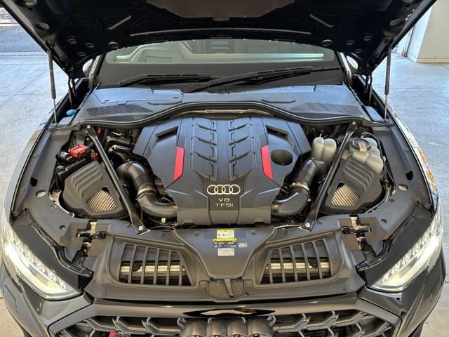 AUDI S8 2023 Image 31