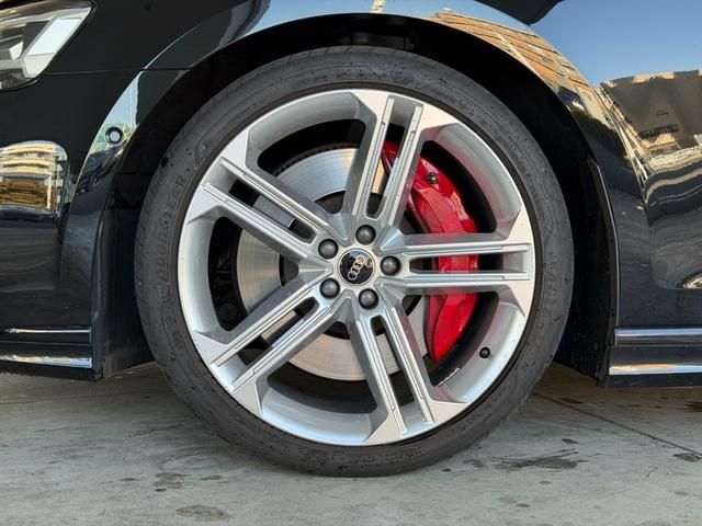 AUDI S8 2023 Image 31