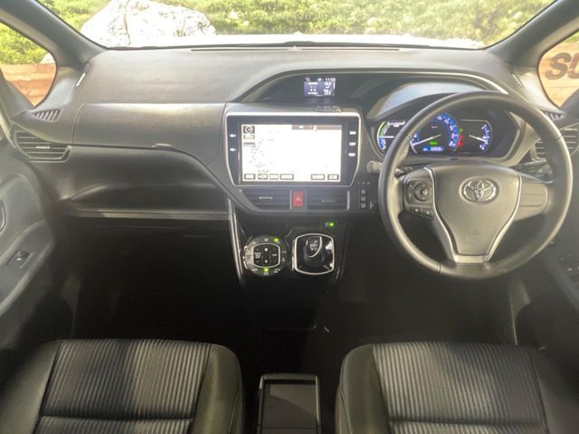 TOYOTA VOXY HYBRID 2017 Image 31