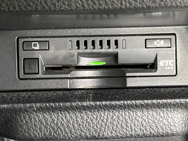 TOYOTA VOXY HYBRID 2017 Image 31