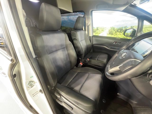 TOYOTA VOXY HYBRID 2017 Image 31