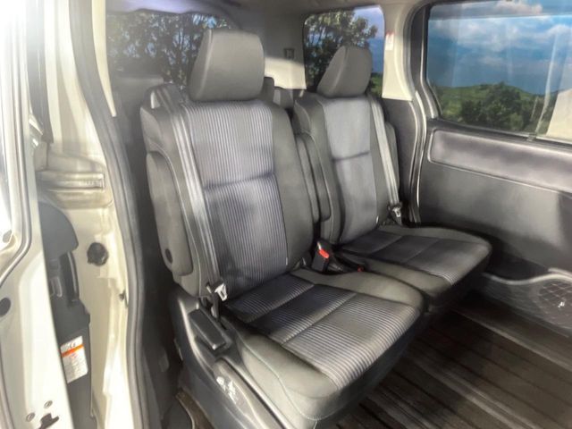 TOYOTA VOXY HYBRID 2017 Image 31