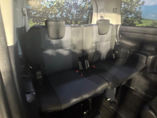 TOYOTA VOXY HYBRID 2017 Image 31