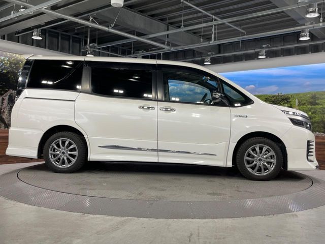 TOYOTA VOXY HYBRID 2017 Image 31
