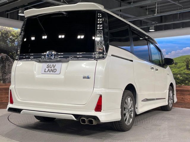 TOYOTA VOXY HYBRID 2017 Image 31