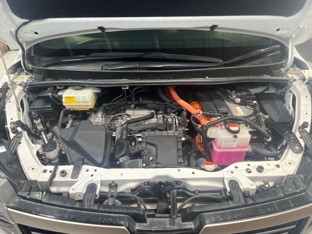 TOYOTA VOXY HYBRID 2017 Image 31