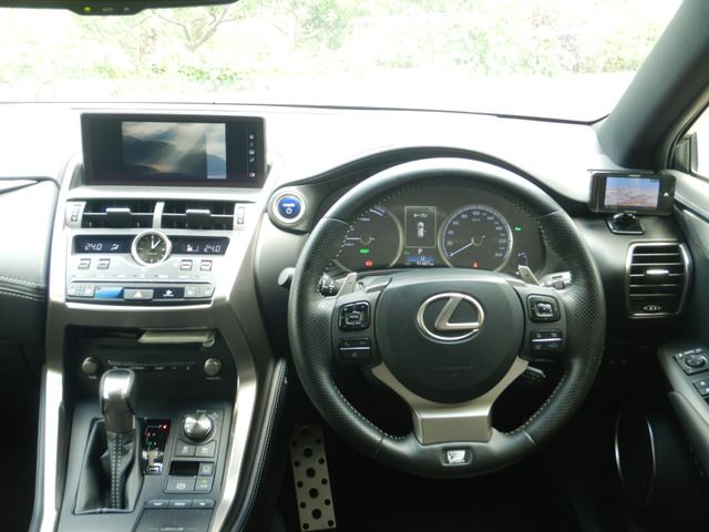 TOYOTA LEXUS NX300H 2017 Image 31