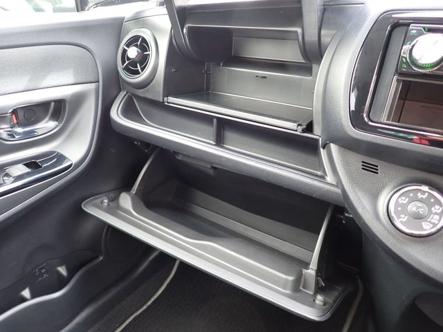 TOYOTA VITZ 2019 Image 31