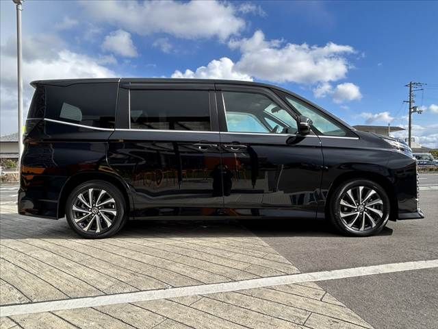 TOYOTA VOXY HYBRID 2022 Image 31