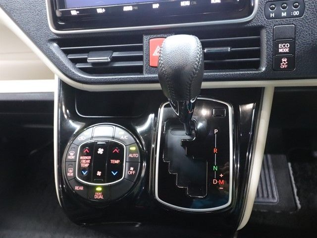 TOYOTA NOAH 2018 Image 31