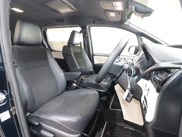 TOYOTA NOAH 2018 Image 31